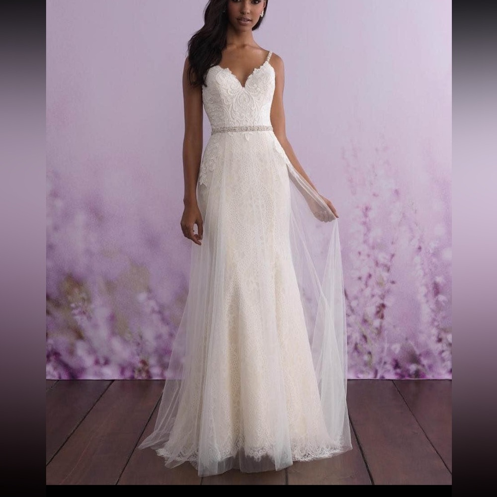 Elegant Cream Wedding Dress, never worn, unaltered. Perfect dress.